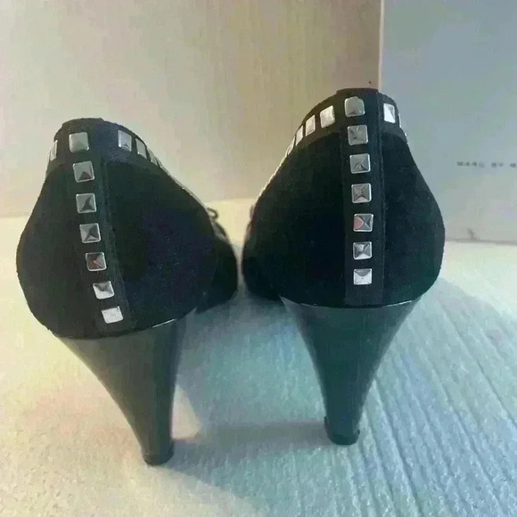 MARC JACOBS Suede and silver square studs worn lightly Size 40 USA Size 9 - Picture 3 of 7